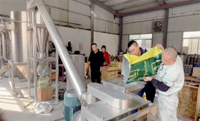 I clienti taiwanesi hanno visitato la fabbrica per un'operazione di prova